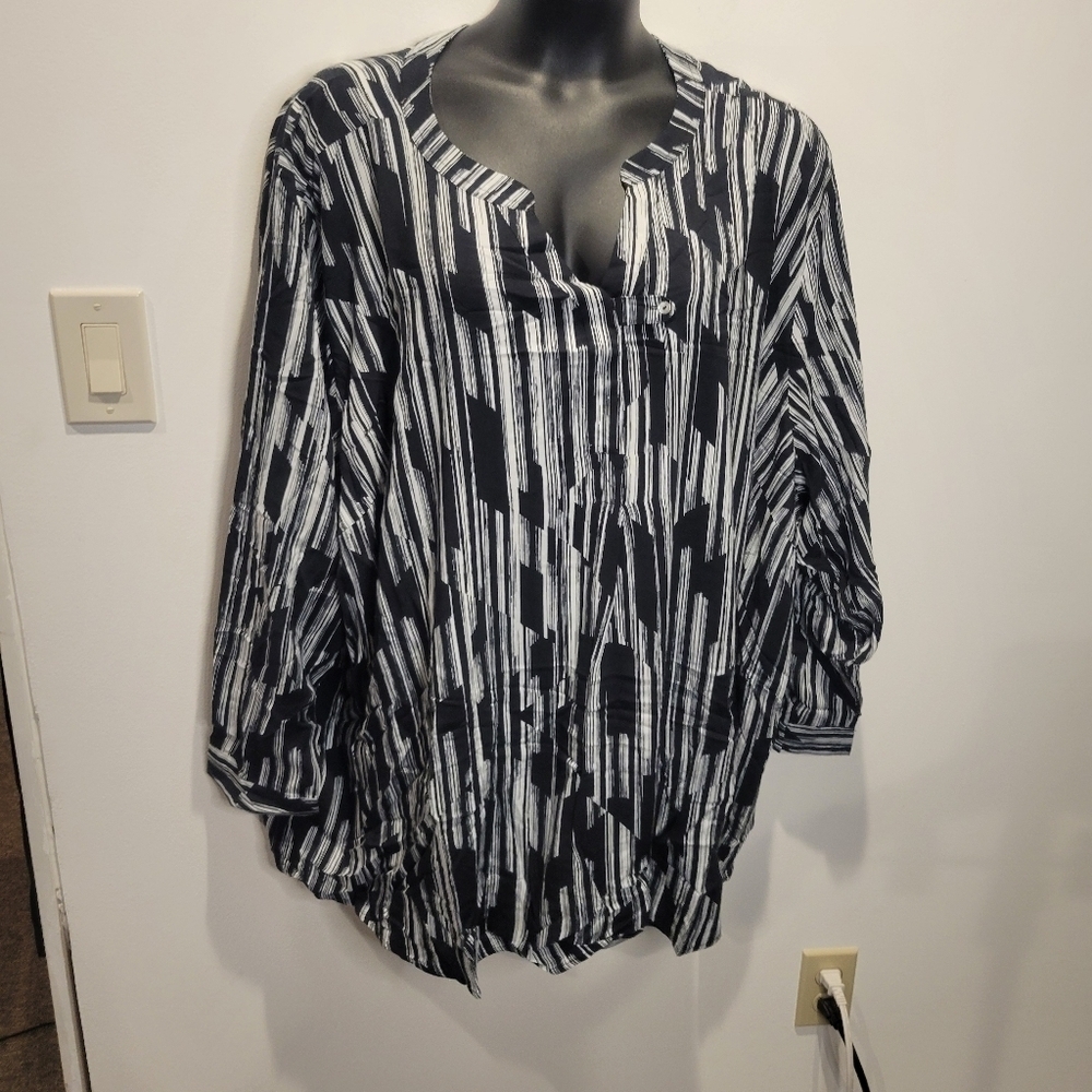Woman within size 5x black/white abstract vneck blouse